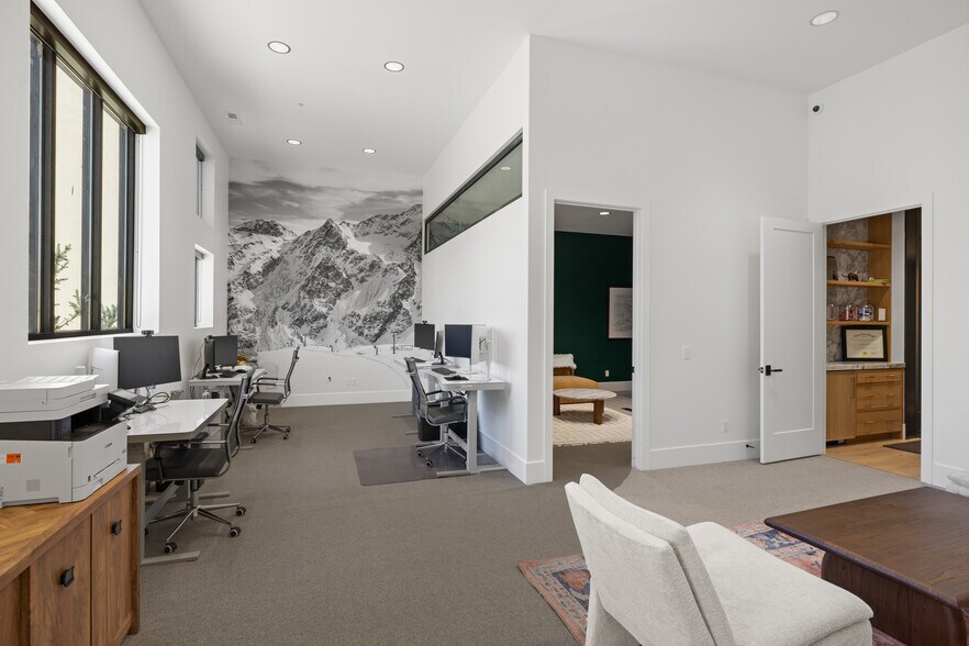 More Photos Of 4554 Forestdale Dr, Park City Light Manufacturing For Sale