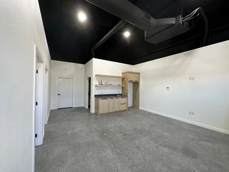 More Photos Of 1608 S County Road 1101, Midland Warehouse For Lease