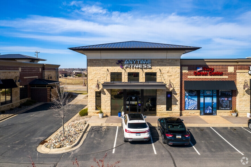 More Photos Of 755 Bielenberg Dr, Woodbury Storefront Retail Office For Lease