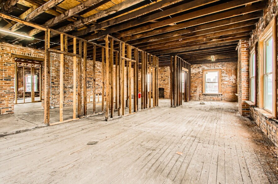 More Photos Of 132 E 5th Ave, Columbus Storefront Retail Residential For Sale