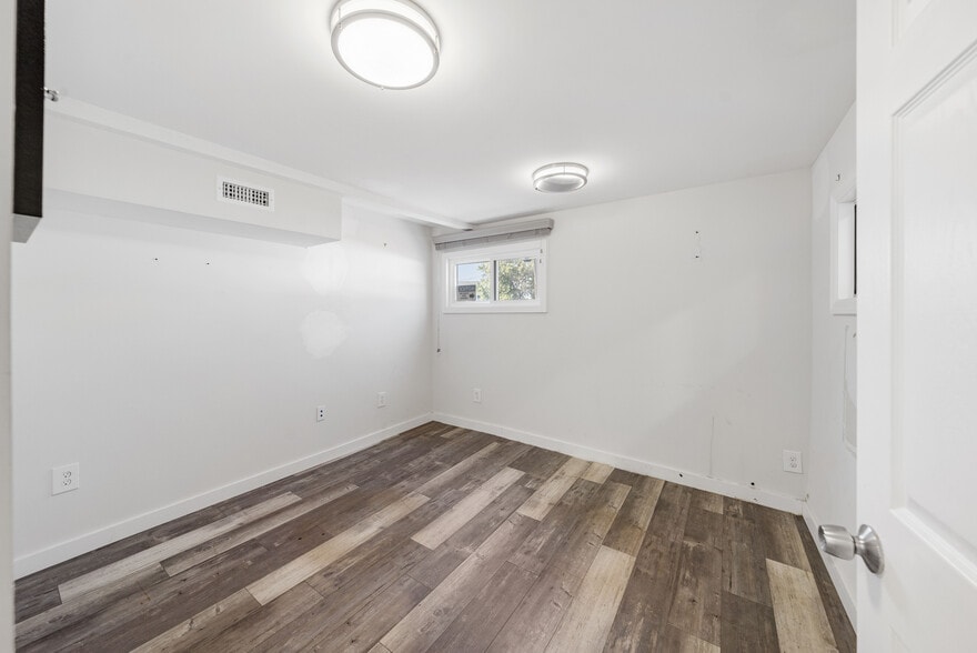 More Photos Of 40 Amboy Rd, Old Bridge Flex For Sale