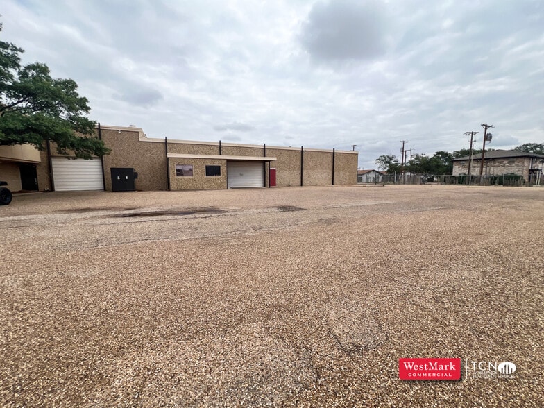 More Photos Of 1316 54th St, Lubbock Showroom For Lease