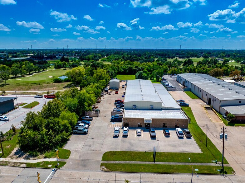More Photos Of 901 W 13th St, Deer Park Warehouse For Lease