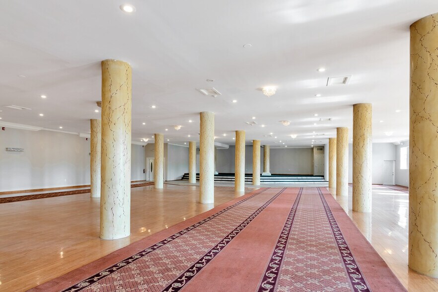 More Photos Of 2613 W Hunting Park Ave, Philadelphia Light Distribution For Lease