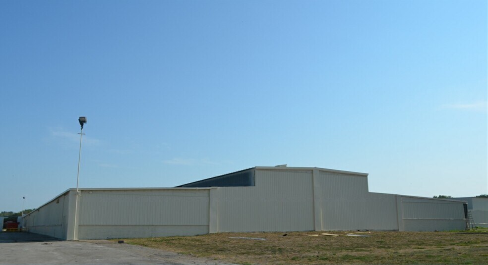 More Photos Of 1700 E Aurora Ave, Des Moines Warehouse For Lease