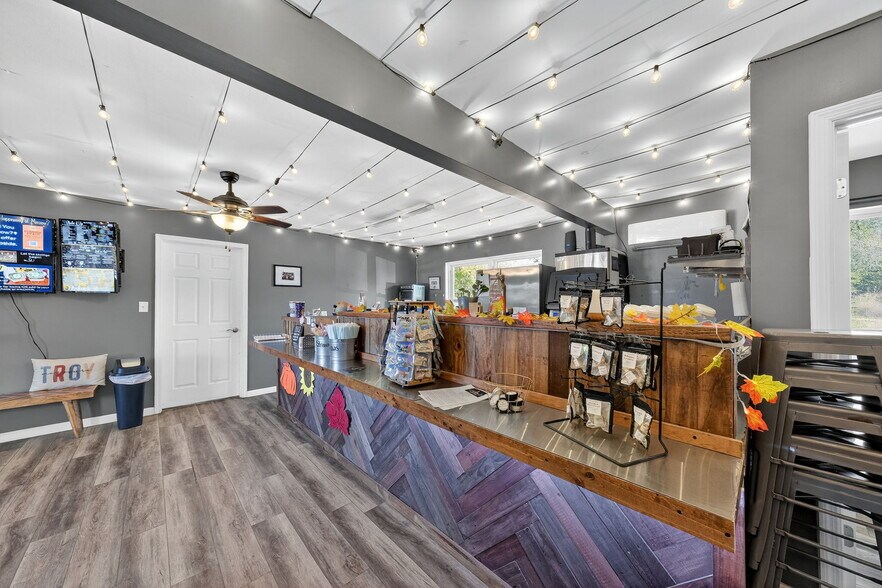 More Photos Of 302 S Lincoln Dr, Troy Office For Sale