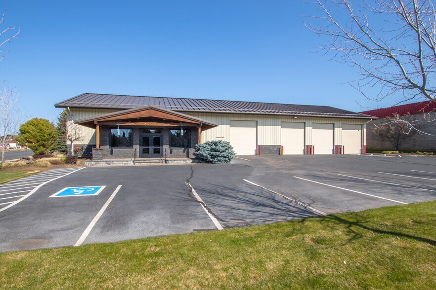 More Photos Of 692 N Aylor Ct, Sisters Warehouse For Lease