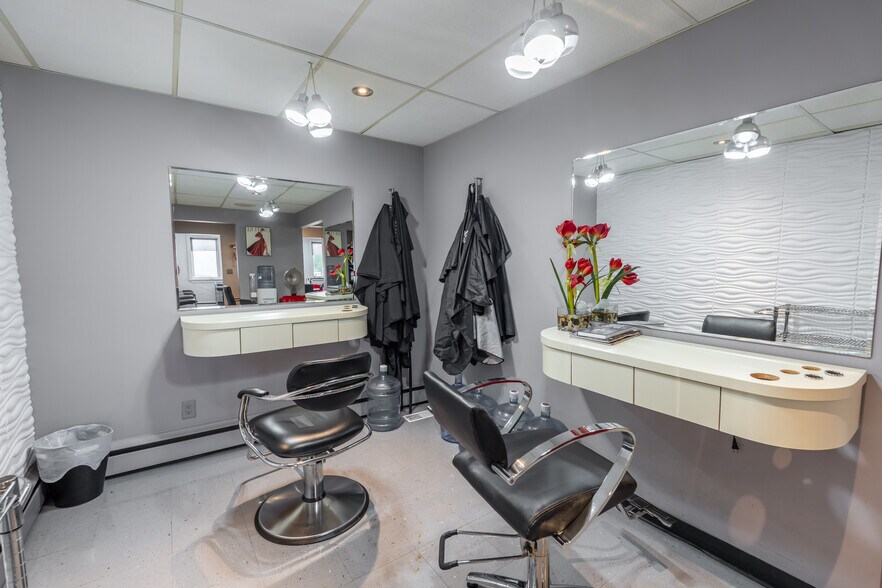 More Photos Of 219 Lochiel St, Sarnia General Retail For Sale