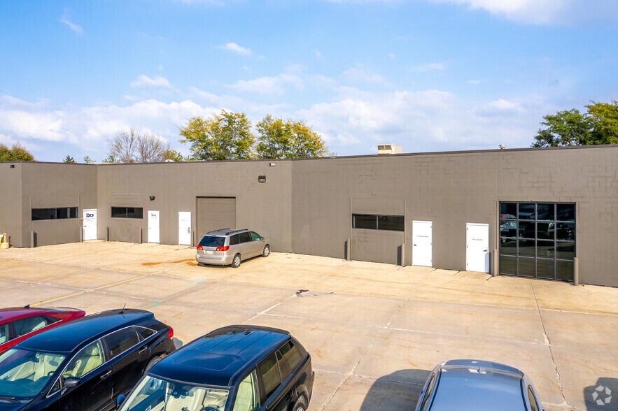 More Photos Of 11100-11190 Aurora Ave, Urbandale Flex For Lease