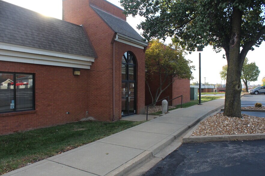 More Photos Of 311 S Main St, O'Fallon Office For Sale
