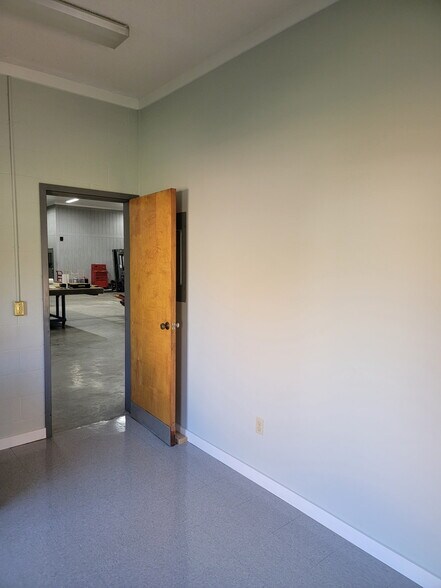 More Photos Of 1106 Goodale Ave, Camden Flex For Sale