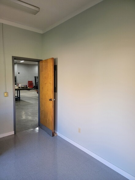 More Photos Of 1106 Goodale Ave, Camden Flex For Sale