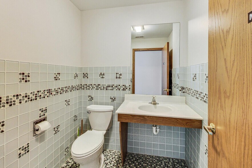 More Photos Of 28085 N Ashley Cir, Libertyville Medical For Lease