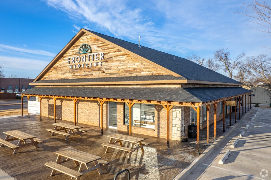 Primary Photo Of 204 W 2nd St, Edmond Freestanding For Sale