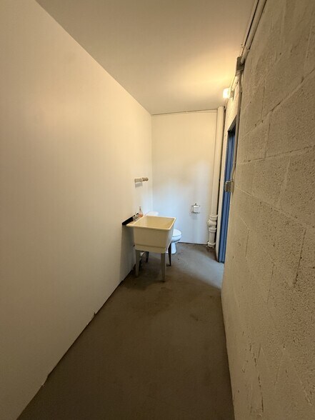 More Photos Of 4547-4549 E Thompson St, Philadelphia General Retail For Lease