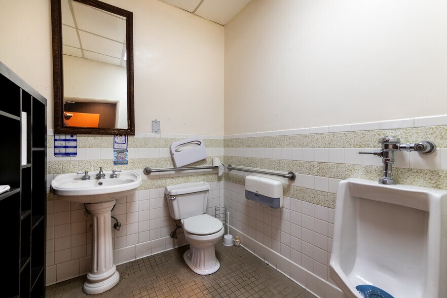More Photos Of 14711 Princeton Ave, Moorpark Freestanding For Sale