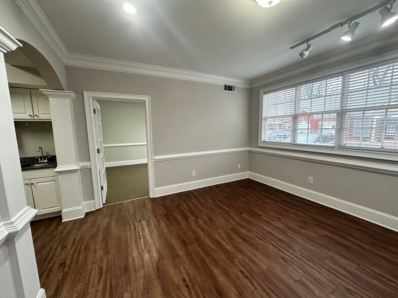 More Photos Of 327 Dahlonega St, Cumming Medical For Sale