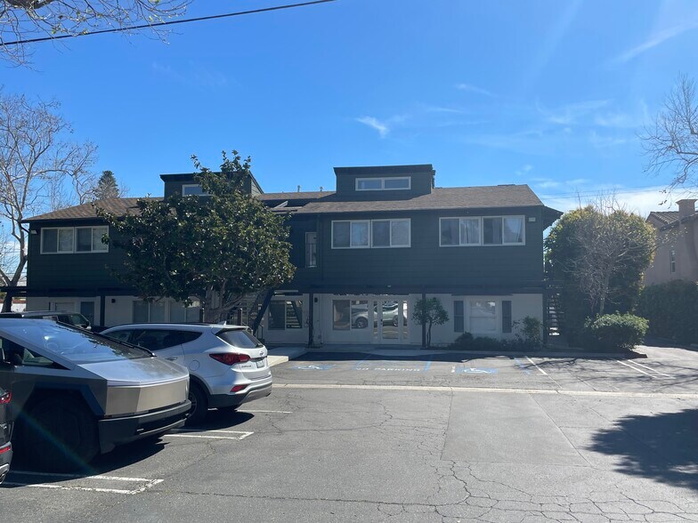 More Photos Of 2488 Newport Blvd, Costa Mesa Office For Lease