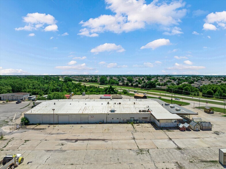 More Photos Of 1515 E Main St, Yukon Industrial For Sale