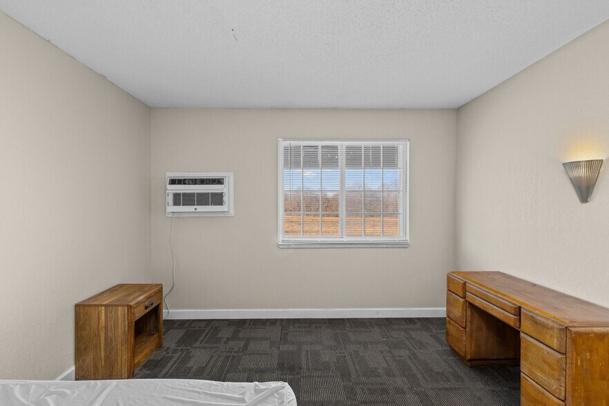 More Photos Of 1 Proactive Dr, New Florence Hotel For Sale