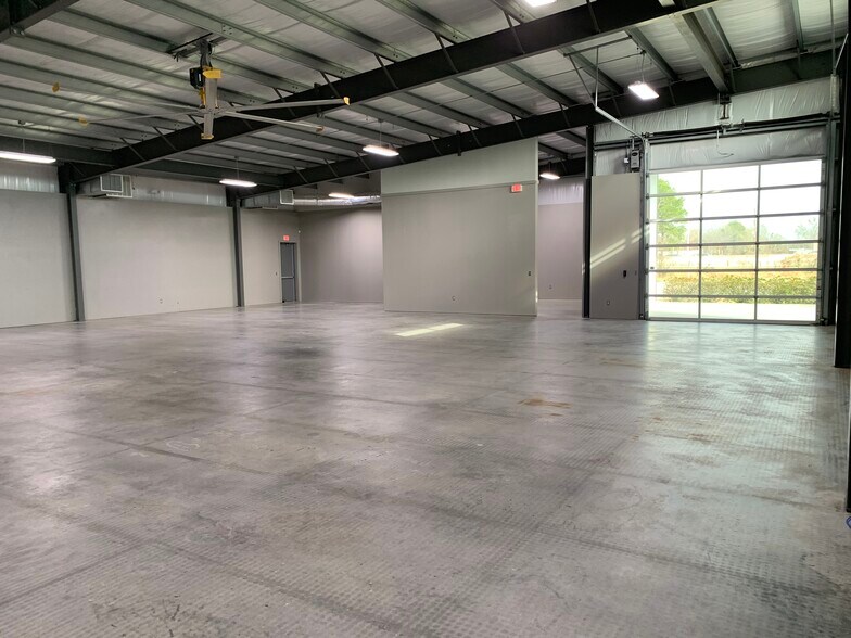 More Photos Of 12110 S Harrells Ferry Rd, Baton Rouge Showroom For Lease