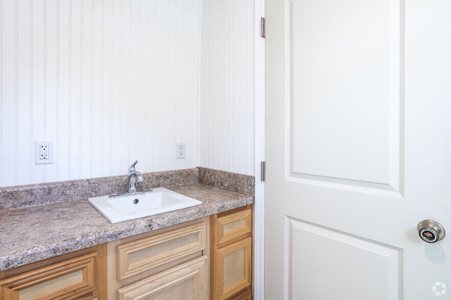 More Photos Of 1679 Atlanta Hwy SE, Statham Warehouse For Lease