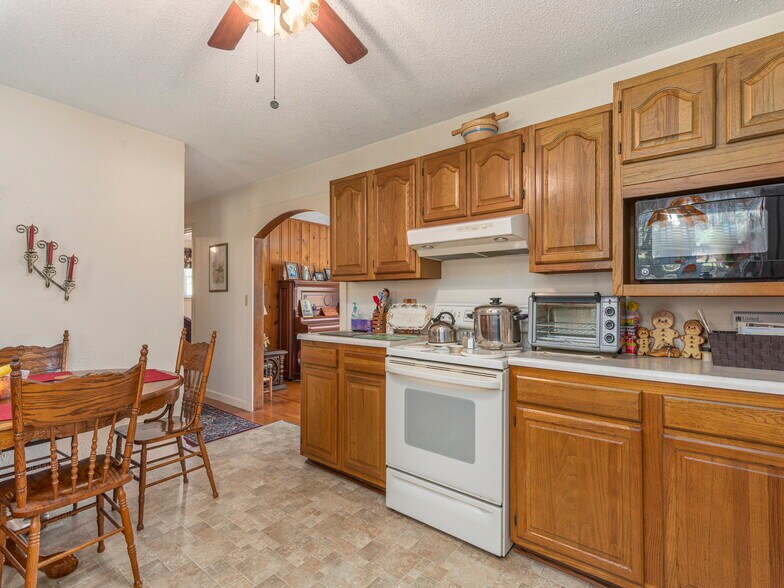 More Photos Of 96 Tower Ln, Waynesville Office For Sale