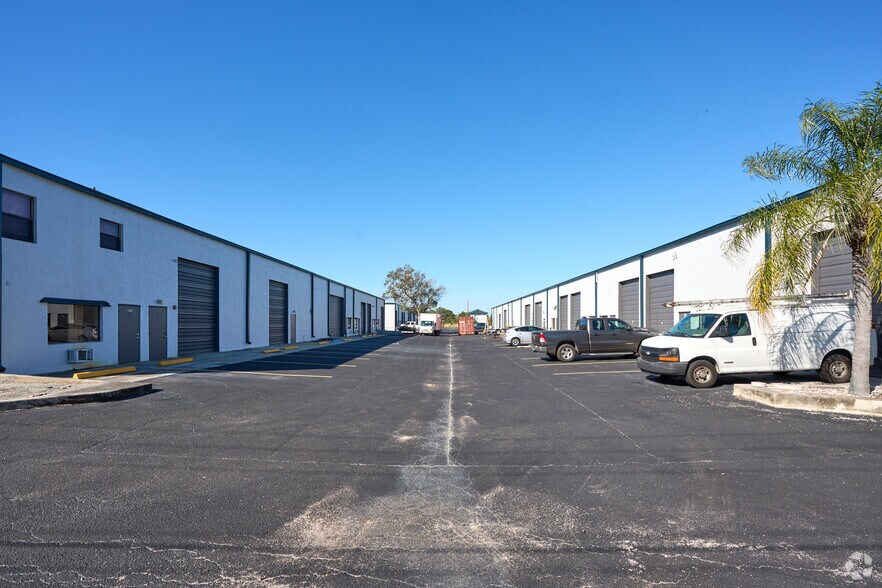 More Photos Of 895 NE Dixie Hwy, Jensen Beach Unknown For Lease