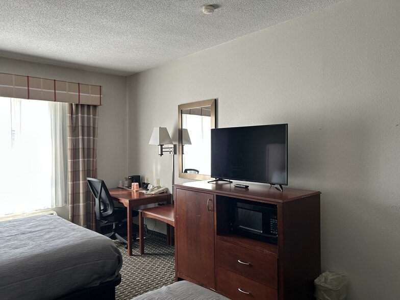 More Photos Of 2463 E Sharon Rd, Cincinnati Hotel For Sale