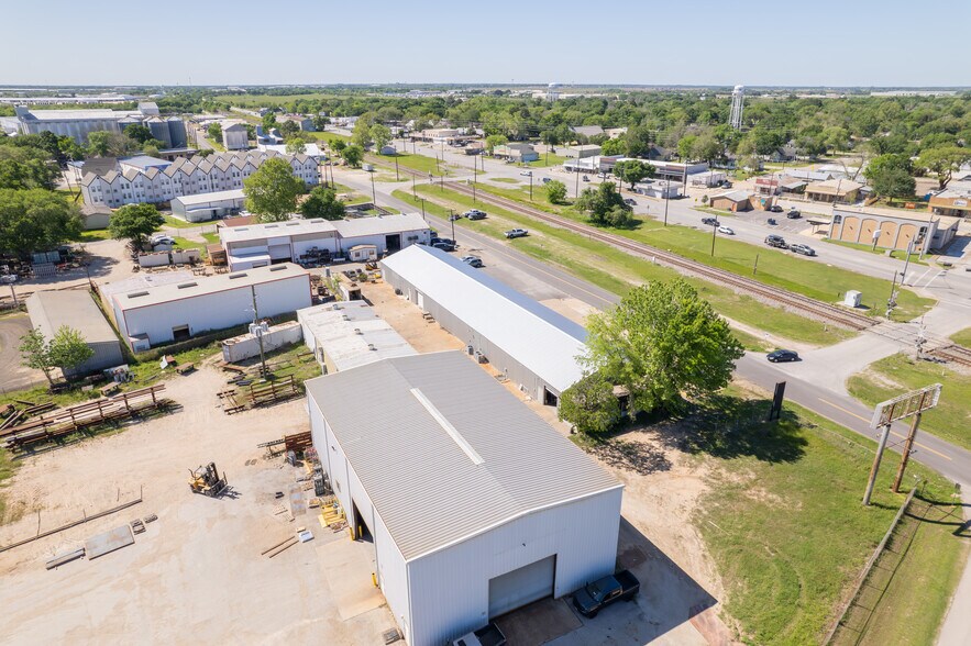 More Photos Of 2403 Washington St, Waller Flex For Lease