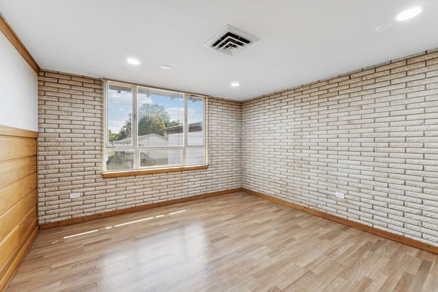 More Photos Of 506 College St W, Fayetteville Office Residential For Sale