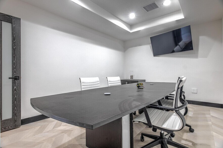 More Photos Of 4041 Wilshire Blvd, Los Angeles Office For Lease