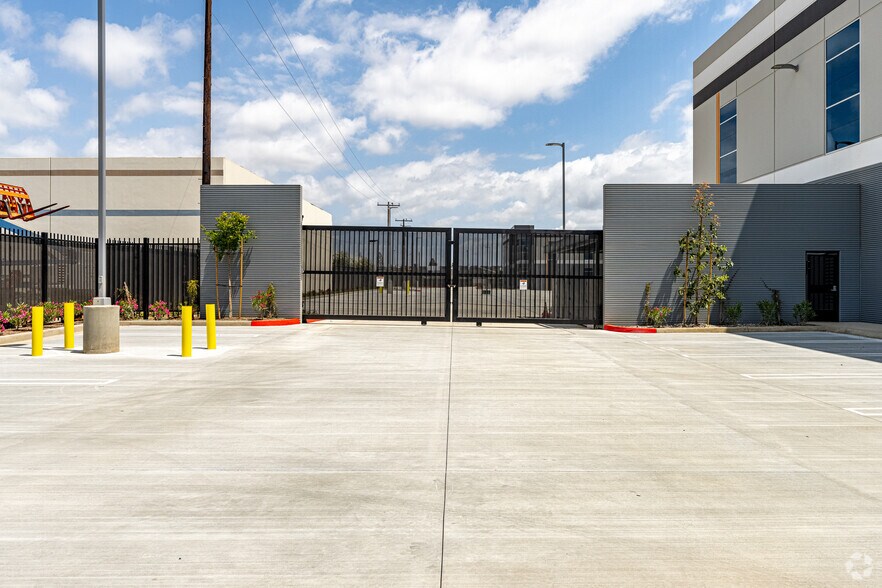 More Photos Of 12118 Bloomfield Ave, Santa Fe Springs Distribution For Lease