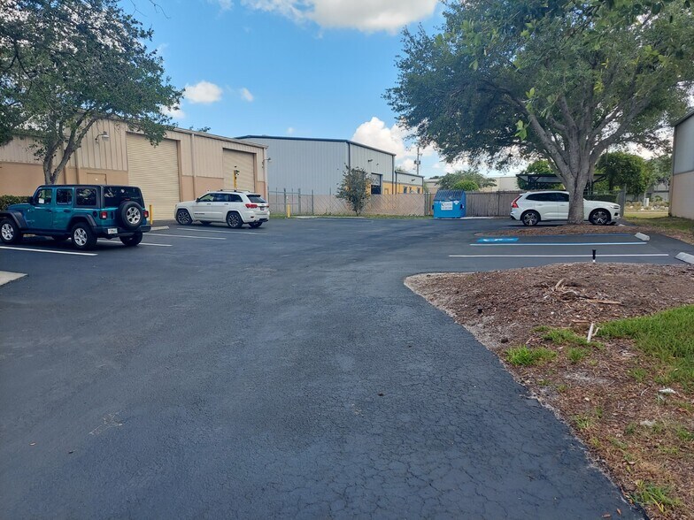 More Photos Of 330 Mears Blvd, Oldsmar Warehouse For Sale