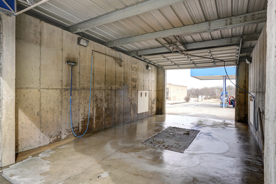 Primary Photo Of 601 S Broadway St, Oak Grove Carwash For Sale