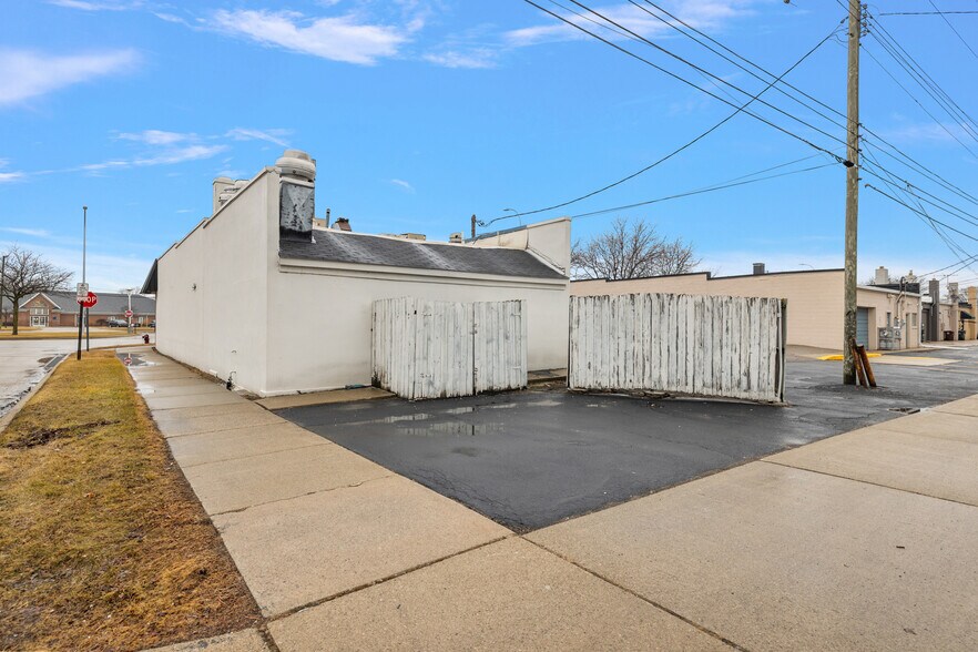 More Photos Of 23700 Harper Ave, Saint Clair Shores Restaurant For Lease