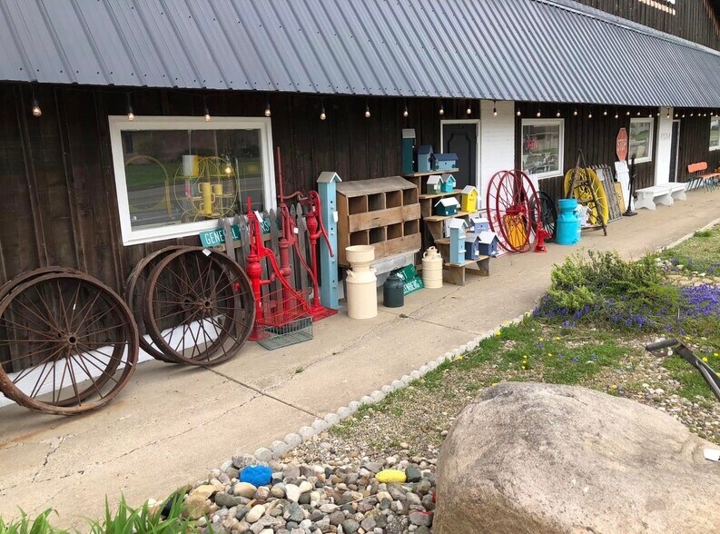 More Photos Of 4034-4036 Grand Blanc Rd, Swartz Creek Freestanding For Sale