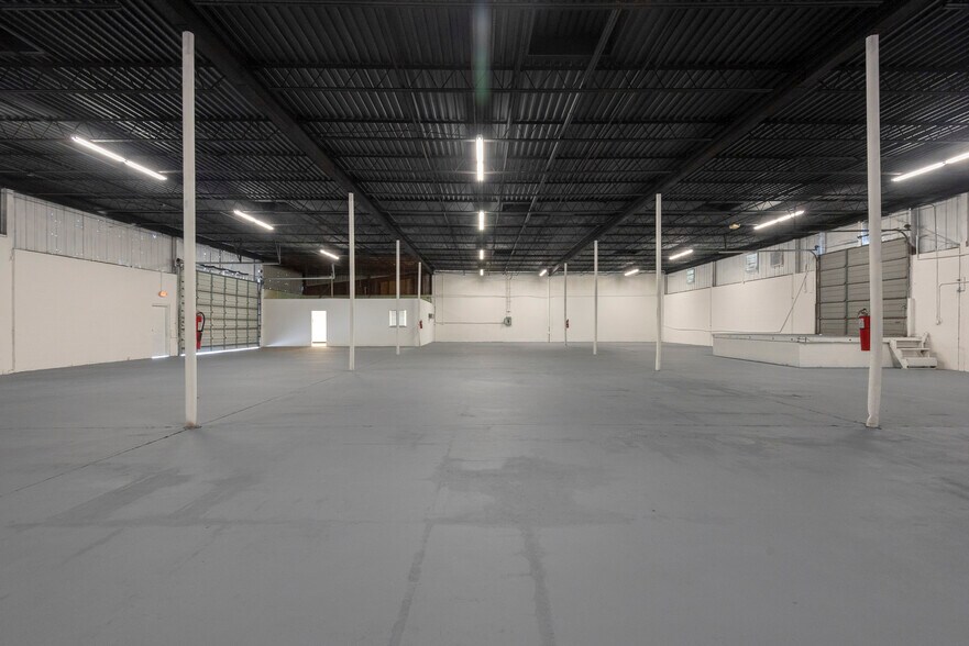 More Photos Of 405 N Charles St, Daytona Beach Warehouse For Lease