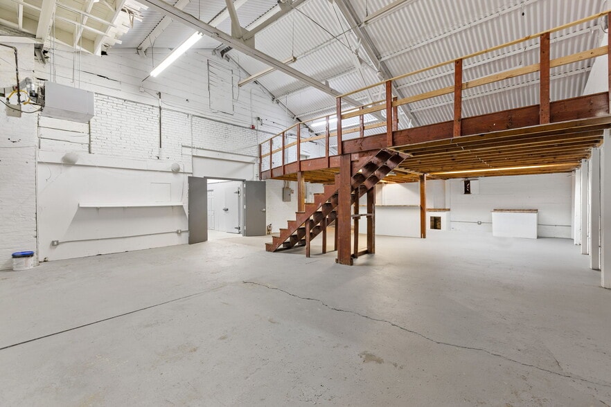 More Photos Of 109-111 35th St, Union City Warehouse For Lease