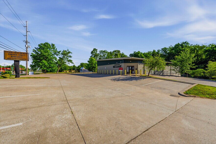 More Photos Of 1435 Fort Campbell Blvd, Clarksville Freestanding For Sale