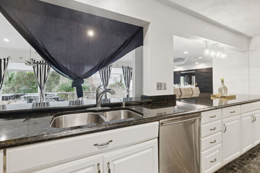 More Photos Of 8463 Beach Blvd, Jacksonville Freestanding For Lease