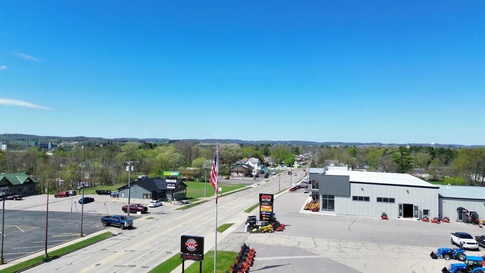 More Photos Of 1375 E Main St, Reedsburg Freestanding For Lease