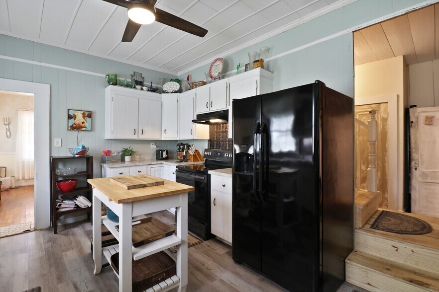 More Photos Of 701 N Oak St, Springfield Office Residential For Sale