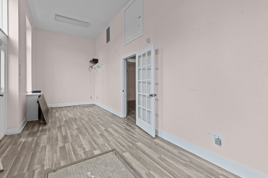 More Photos Of 132 S Main St, Warrenton Storefront For Sale