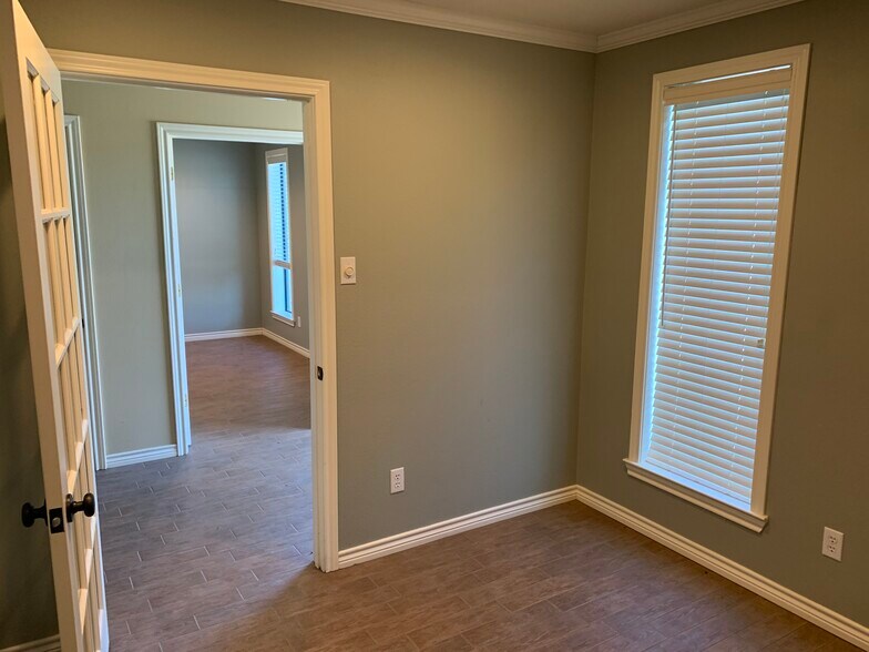 More Photos Of 5424 W Oak St, Palestine Showroom For Lease