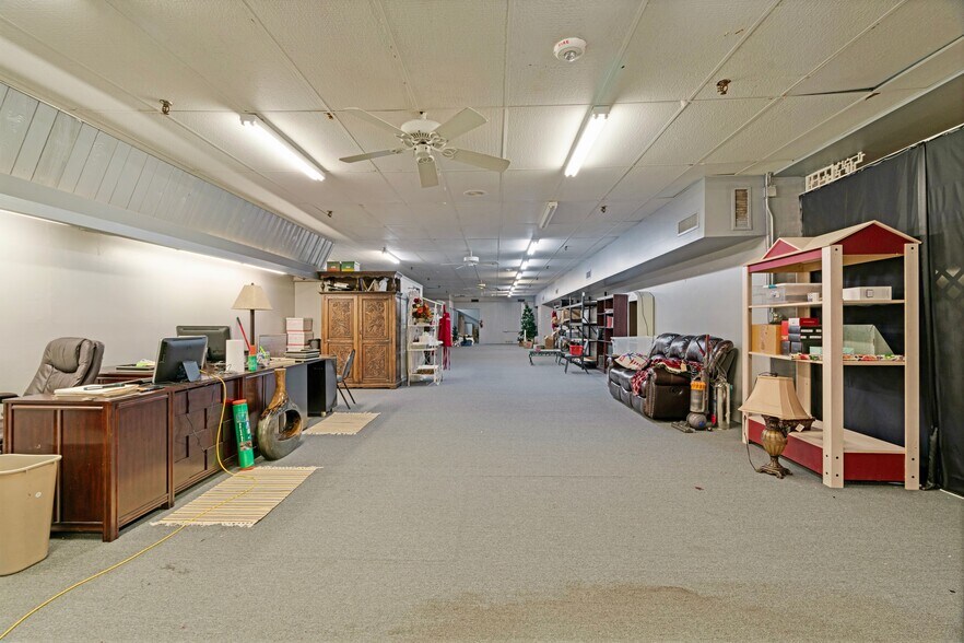 More Photos Of 20 North Plz, Paris General Retail For Sale