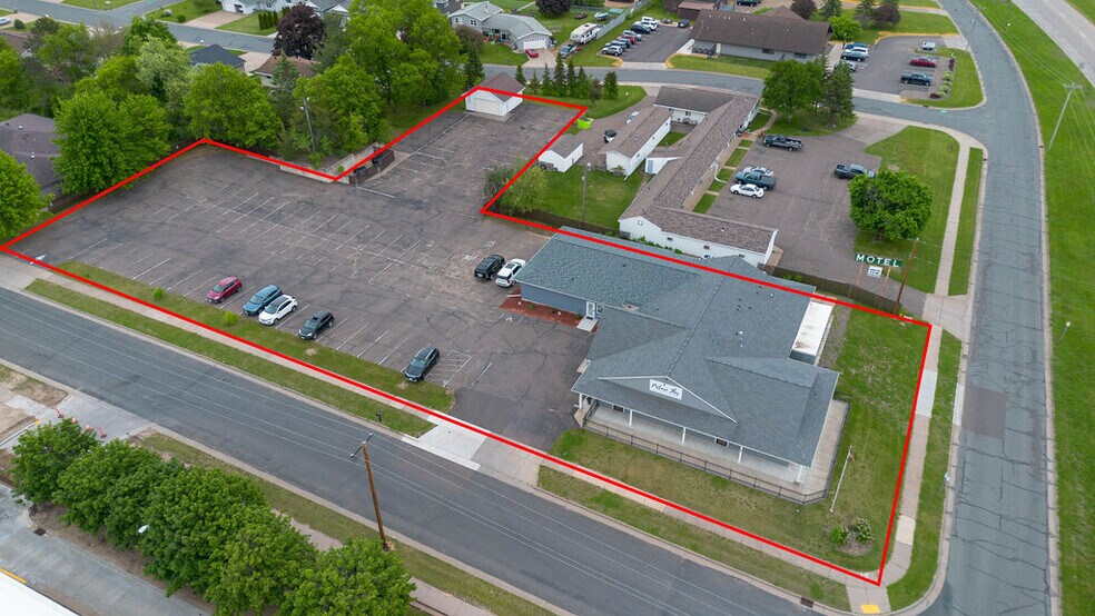 More Photos Of 2235 N Clairemont Ave, Eau Claire Freestanding For Sale