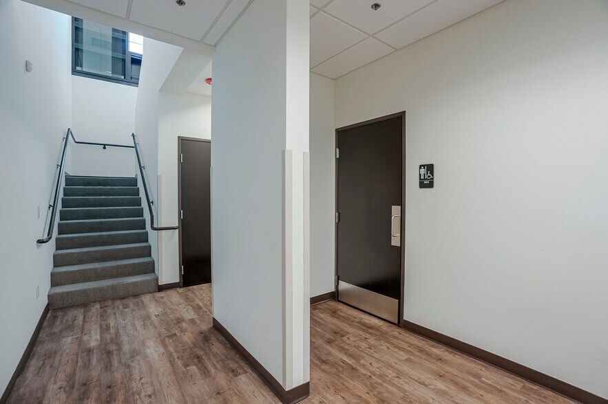 More Photos Of 3207 Lakeside Vlg, Prescott Office For Sale