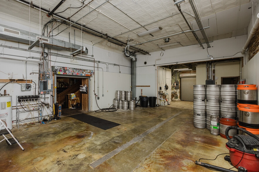 More Photos Of 830 N Kansas Ave, Topeka Bar For Sale