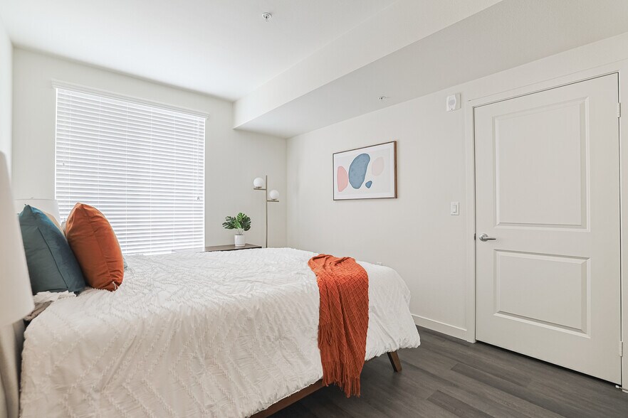 More Photos Of 10555 Bloomfield St, Toluca Lake Apartments For Sale